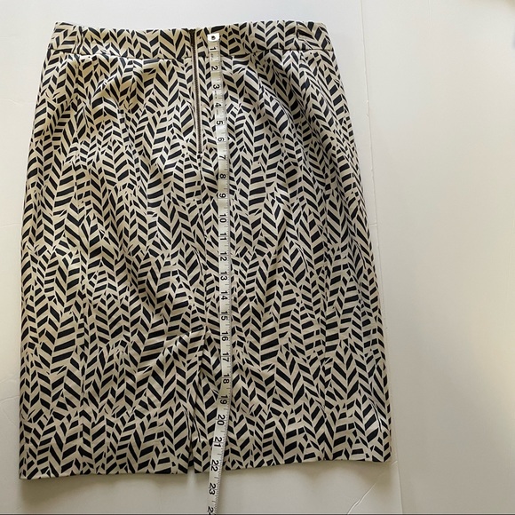 Ann Taylor Abstract Geo Pattern Gray and Cream Pencil Skirt Size 4 - Picture 3 of 8